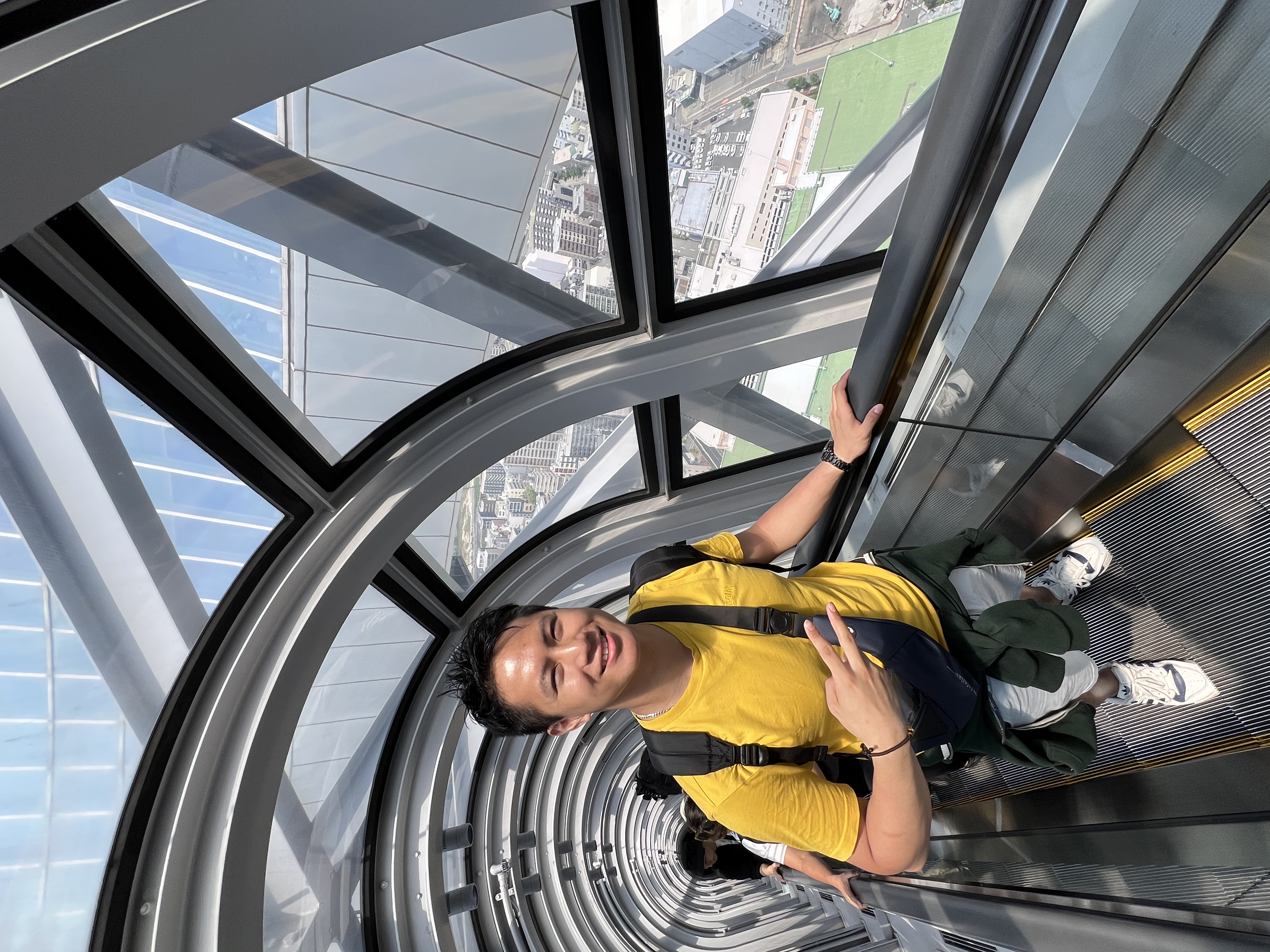 Umeda Sky Building Osaka : escalator menant au toit