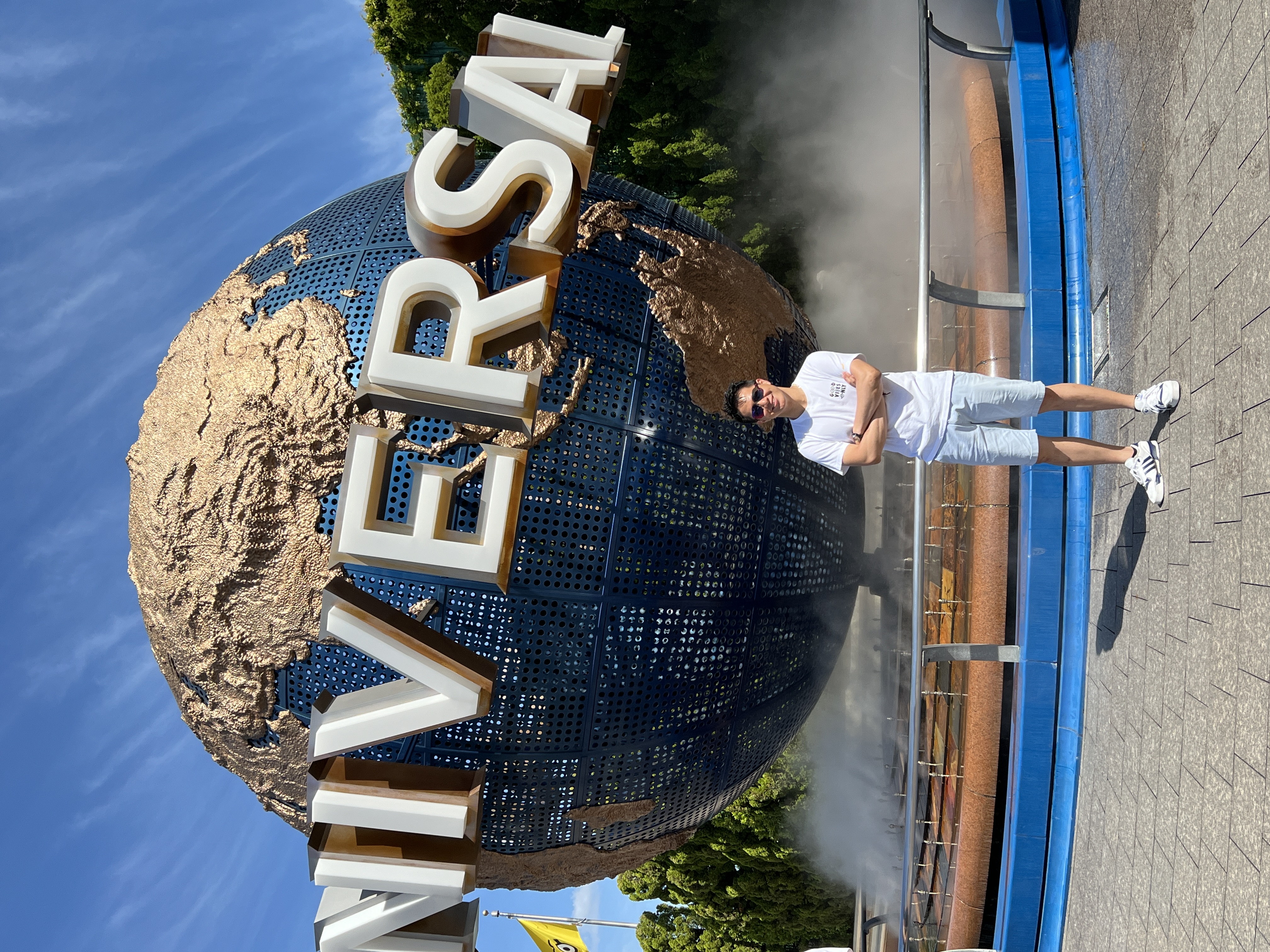 Universal Studio Osaka : entrée du parc avec le globe terrestre