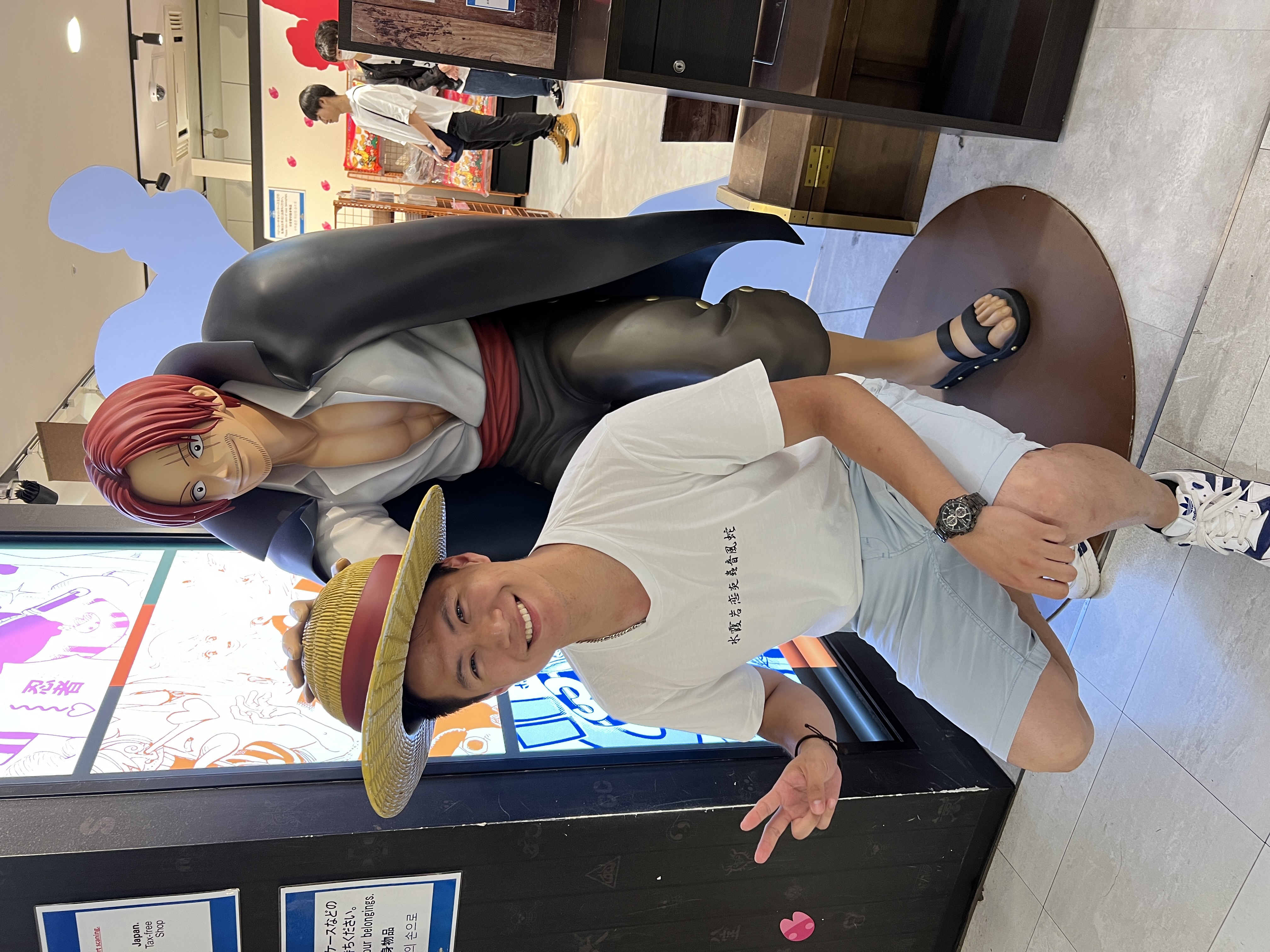 Mugiwara store : statue de Shanks