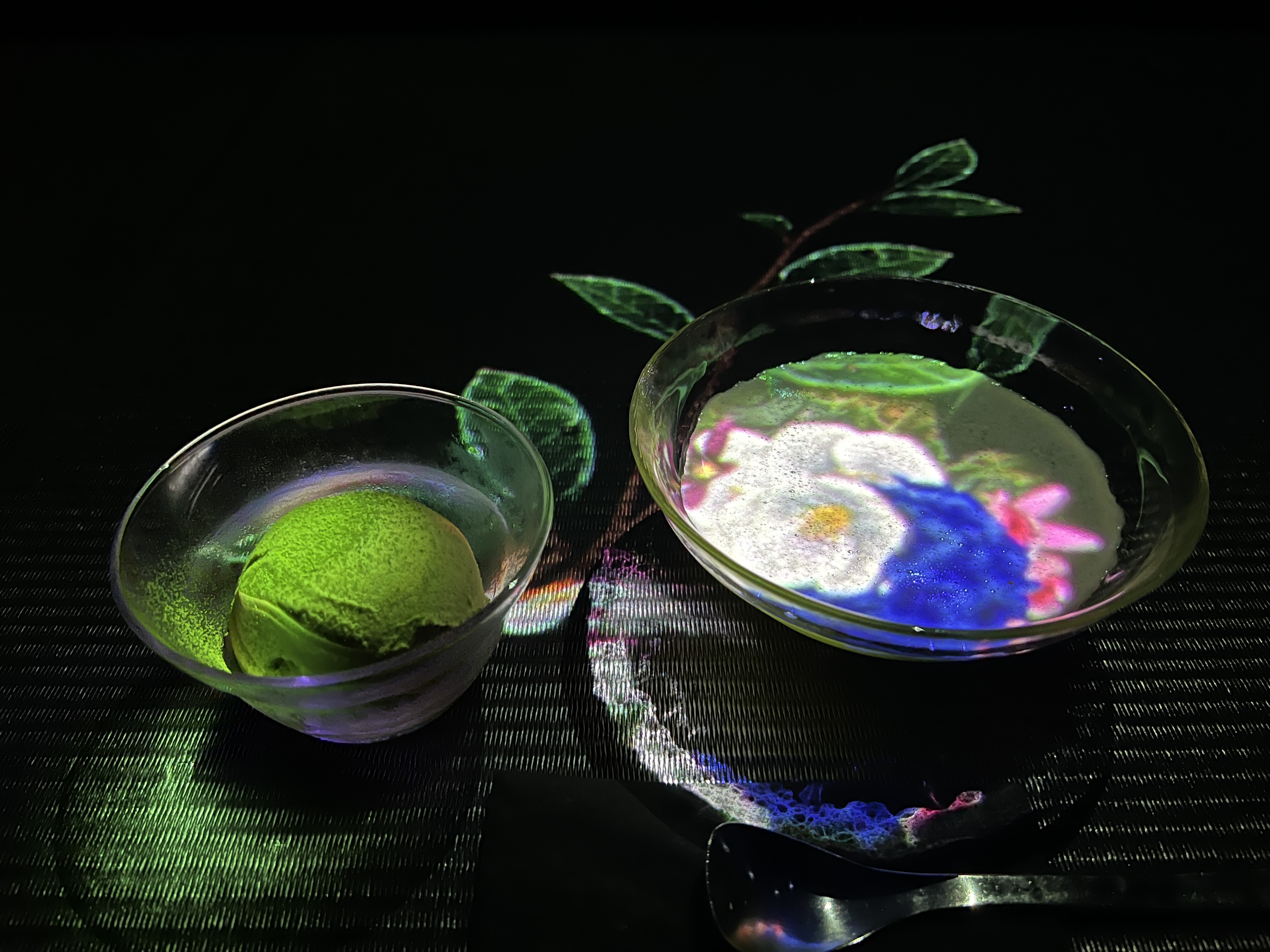 EN TEA HOUSE : cérémonie du thé interactive où des fleurs numériques
          éclosent directement dans ta tasse